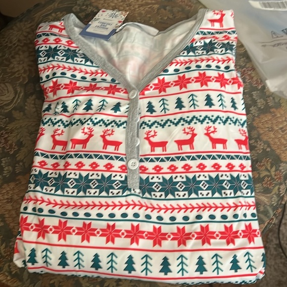 Woman’s XL Christmas Pjs Reindeer and Snowflake Patterned Sleepwear Xmas - Picture 6 of 6